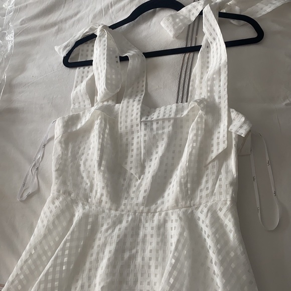 Lulu’s white gingham dress - Picture 2 of 3